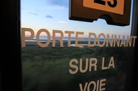 Inscription « Porte donnant sur la voie » dans la voiture couchette 23 du train de nuit « Intercités de Nuit » Paris ➔ Perpignan ➔ Port-Bou, avec vue sur la mer entre Narbonne et Perpignan