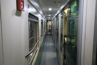 Couloir d’un wagon de compartiments à 6 couchettes sur le Zürich ➔ Zagreb