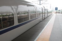Arrivée d’un train chinois à grande vitesse (和谐号), modèle CRH2, en gare de Suzhou (蘇州), Chine