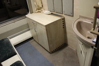 Table et lavabo dans une cabine de première classe du train de nuit Istanbul – Kars