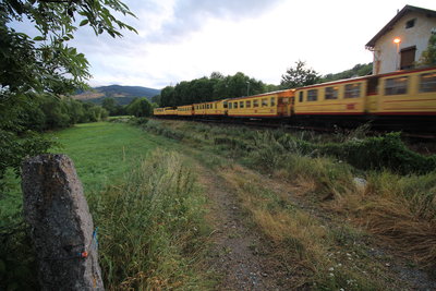 Train jaune en gare de Béna-Fanès