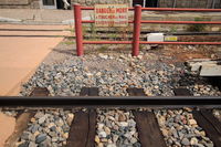 Panneau danger de mort sur le rail électrique du train jaune de Cerdagne en gare de Mont-Louis – La Cabanasse