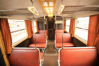 Intérieur d’une voiture sur le train jaune