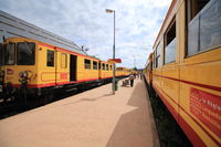 Croisement de deux trains jaunes de Cerdagne en gare de Mont-Louis – La Cabanasse