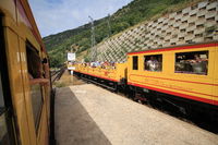 Croisement de deux trains jaunes de Cerdagne en gare de Planès