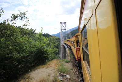 Train jaune sur le pont de Cassagne