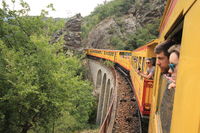 Passage du train jaune de Cerdagne sur un viaduc ferroviaire