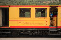 Extérieur d’une voiture du train jaune de Cerdagne, livrée « Vivre en Languedoc-Roussillon »