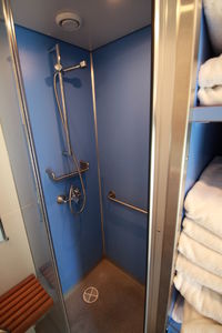 Douche (réservée aux occupants des compartiments à 1, 2 ou 3 couchettes) dans un wagon du train Stockholm Narvik