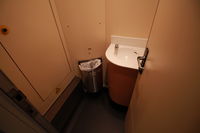 Petite cabine lavabo pour les occupants des compartiments à 6 couchettes du Stockholm Narvik