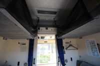 Intérieur d’un compartiment à 6 couchettes dans le train de nuit Stockholm Narvik, avec un cintre