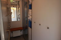 Cabine de douche avec serviettes dans le train de nuit Stockholm Narvik