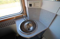 Lavabo dans une cabine 3 couchettes dans le train de nuit Stockholm Narvik