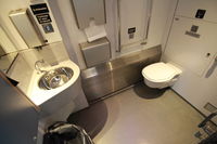 Toilettes pour handicapés dans un wagon du train de nuit Stockholm Narvik