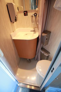 Toilettes et lavabo privés dans une cabine individuelle du train de nuit Stockholm Narvik