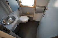 Toilettes, lavabo et table à langer à bord du train de nuit Stockholm Narvik