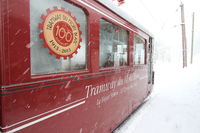 Extérieur du tramway du Mont-Blanc : rame Jeanne floquée 100<sup>e</sup> anniversaire (1913-2013)