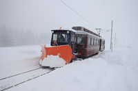 Chasse-neige accroché à l’avant du tramway du Mont-Blanc