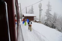 Lugeurs en gare de Motivon sur le tramway du Mont-Blanc