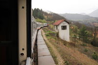 Passage du train Belgrade Podgorica par la gare de Рача (Rača), Serbie