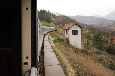 Passage du train Belgrade Podgorica à Rača