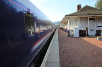 Vue de l’extérieur d’un wagon du train de nuit Caledonian Sleeper en gare de Bridge of Orchy (Écosse)